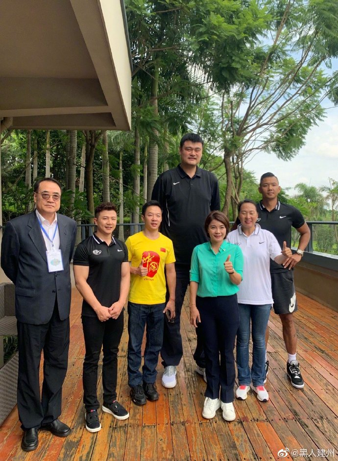 姚明挺啤酒肚与陈建州合影190cm黑人秒变小矮人