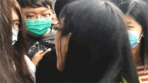中国通讯社女记者被暴徒围攻 不删照片不让走