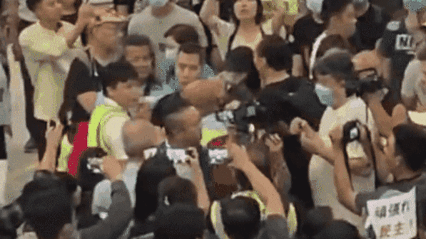 香港机场一男子被黑衣人击中左眼 被围成圈护送离开 
