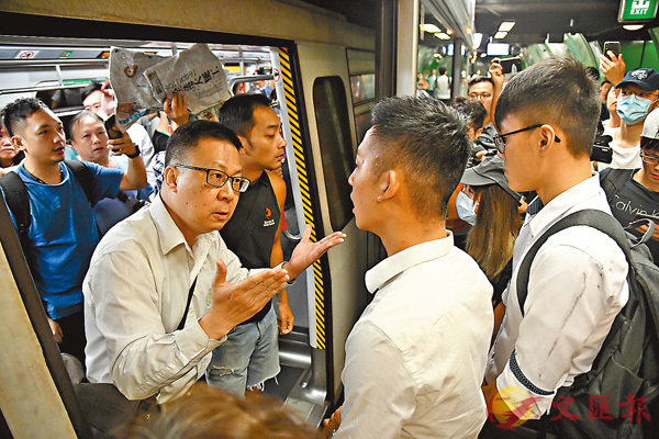 香港暴徒对市民凶狠，被外国人骂“滚开”却秒怂