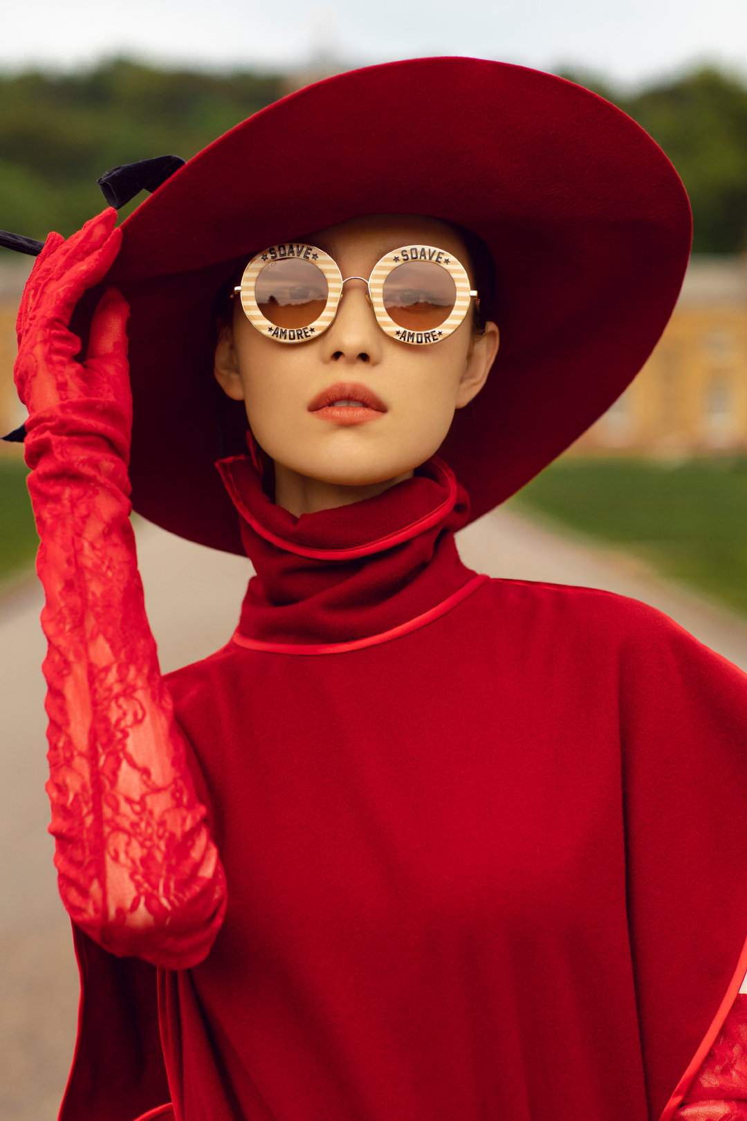 倪妮英伦复古红裙大片曝光,这一次又被她撩到