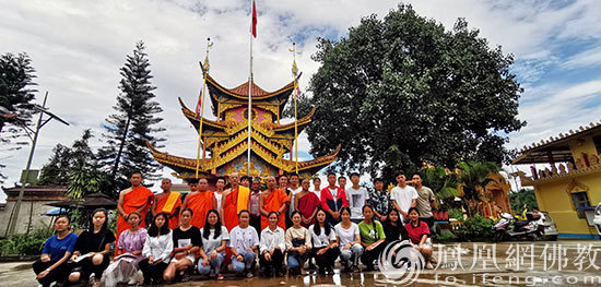 观摩金龙寺经书,傣文书籍(图片来源:凤凰网佛教 摄影:云南沧源金龙寺)