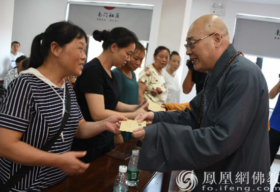 中国佛教协会副会长、湖南省佛教协会会长、湖南省佛慈基金会理事长圣辉大和尚慰问受灾群众（图片来源：凤凰网佛教 摄影：湖南佛慈）