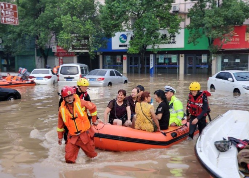 直击浙江临海古城受涝各方支援彻夜抗洪