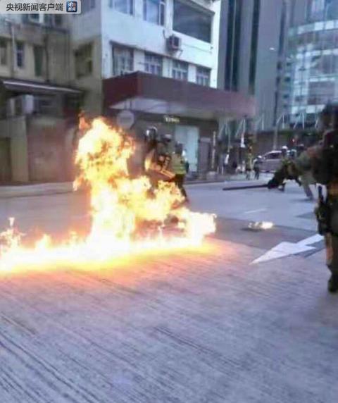暴力升级！香港暴徒扔汽油弹、带“枪”袭警 市民吁止暴制乱