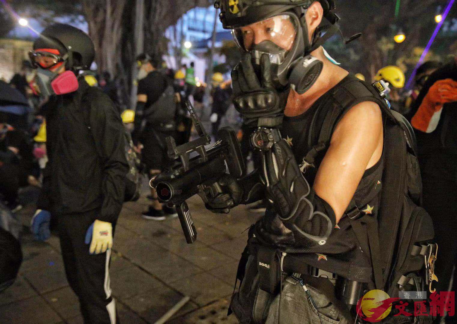 暴力升级！香港暴徒扔汽油弹、带“枪”袭警 市民吁止暴制乱