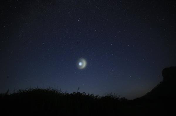 七夕节韩国上空惊现UFO：持续发光10分钟