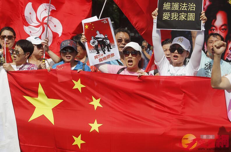 香港市民在尖沙咀高唱国歌：想让内地游客知道香港人是爱国的
