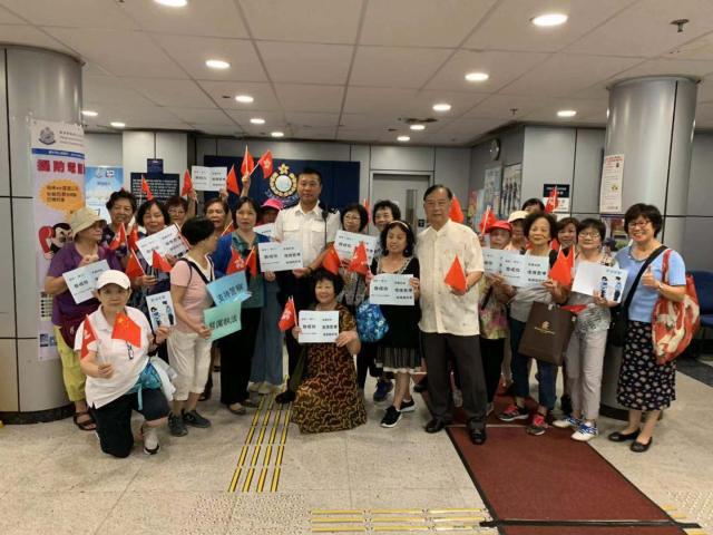 暴力升级！香港暴徒扔汽油弹、带“枪”袭警 市民吁止暴制乱