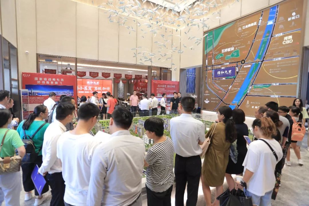 近千人挤爆售楼处!买房人今天非买不可,江北这家楼盘太火了