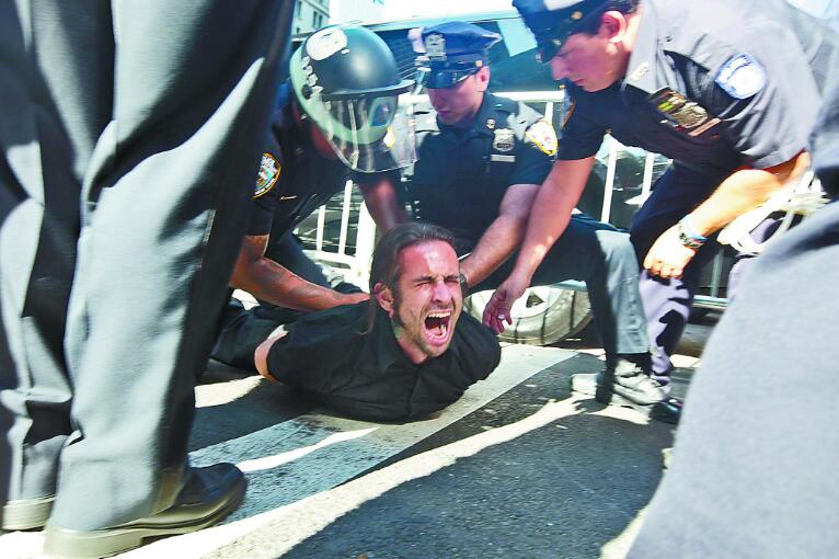 西方警察清场武装到牙齿：有人敢反抗，警察无需请示就可击毙