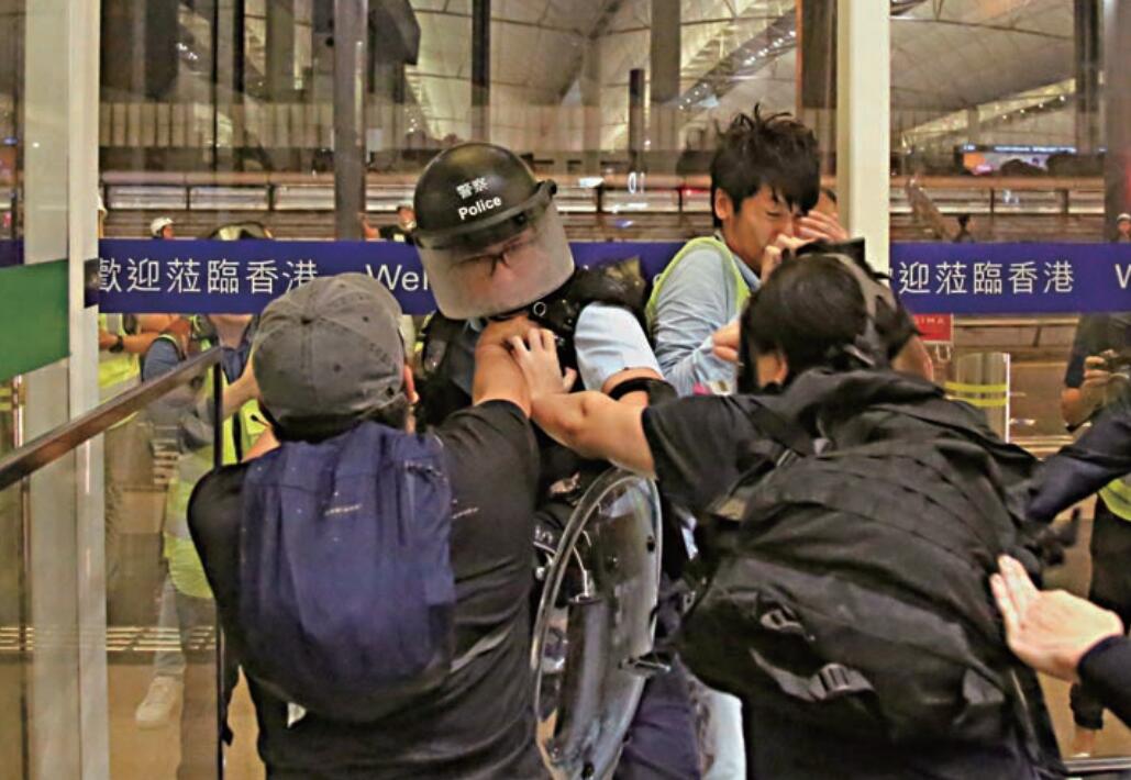 港警机场解救游客遇暴徒阻挠 曾一度举枪自卫
