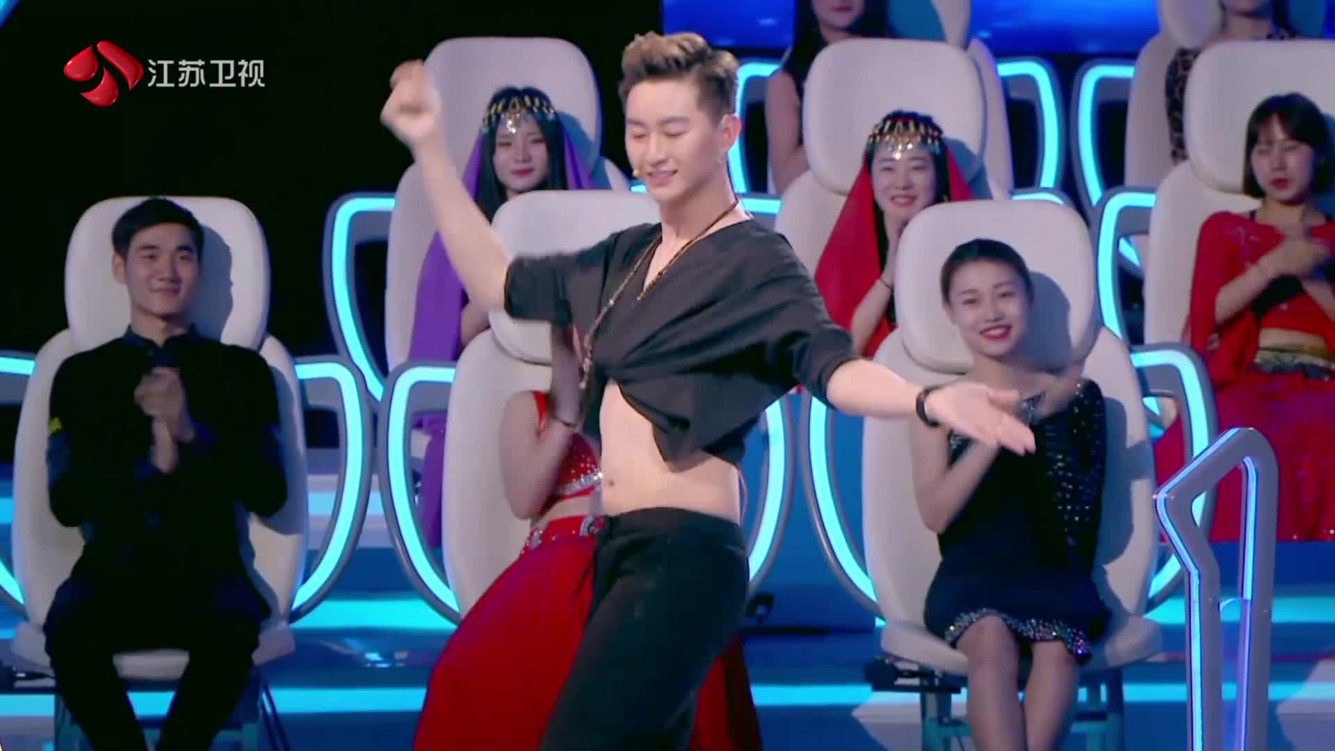 一站到底节目现场惊现肚皮舞帅气男医生为陈烁推拿引嫉妒