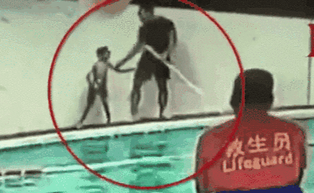 只因上前碰了一下 6岁自闭症男孩被教练甩下泳池