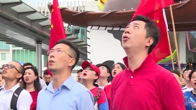 扯国旗扔入海的香港暴徒被捕！香港“护旗哥”坦言：释怀了
