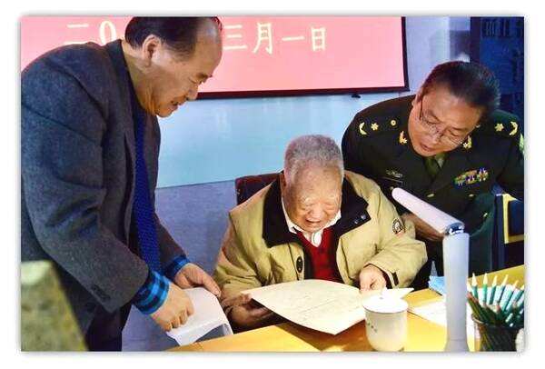 莫言与军艺同学朱向前和恩师徐怀中在一起
