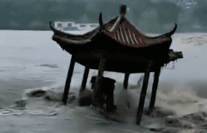 台风利奇马“吹来”大洪水 凉亭被冲入水中瞬间散架