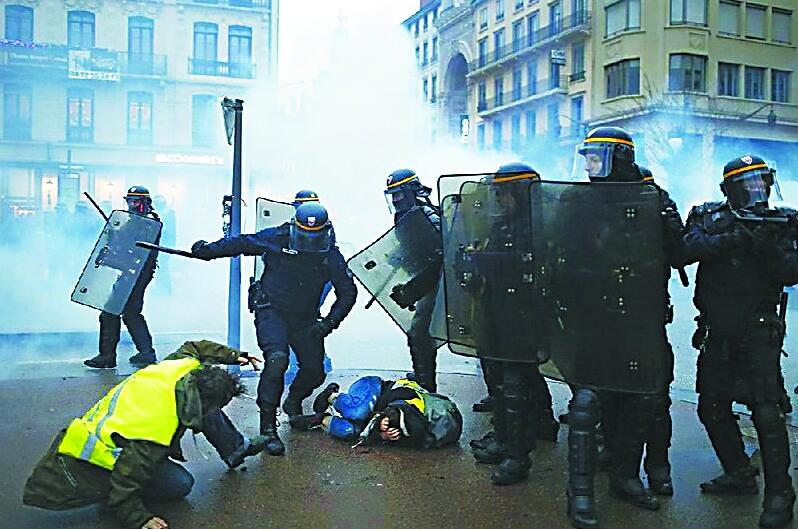 西方警察清场武装到牙齿：有人敢反抗，警察无需请示就可击毙