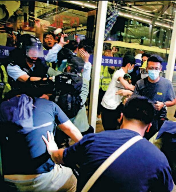 港警机场解救游客遇暴徒阻挠 曾一度举枪自卫