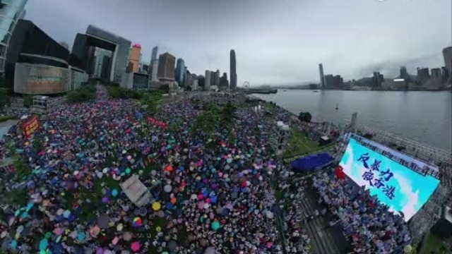 “反暴力救香港”大集会在香港冒雨举行 现场奏响国歌