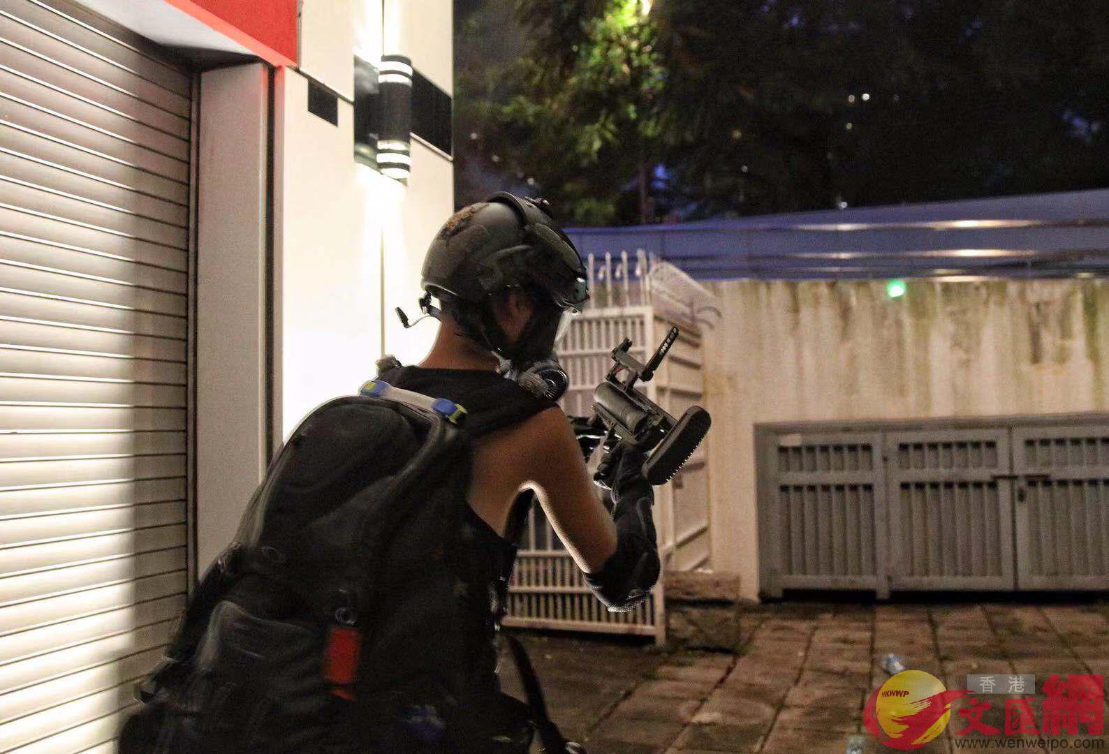 暴力升级！香港暴徒扔汽油弹、带“枪”袭警 市民吁止暴制乱