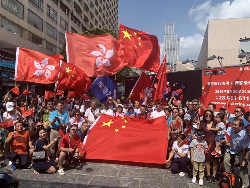 香港市民在尖沙咀高唱国歌：想让内地游客知道香港人是爱国的