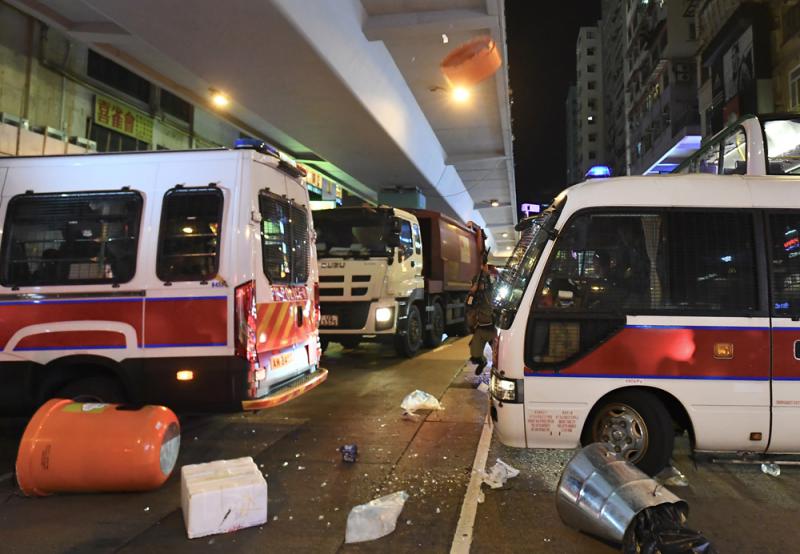 乱港人士称警方滥用武力 市民：你不扔砖头警察会动手？