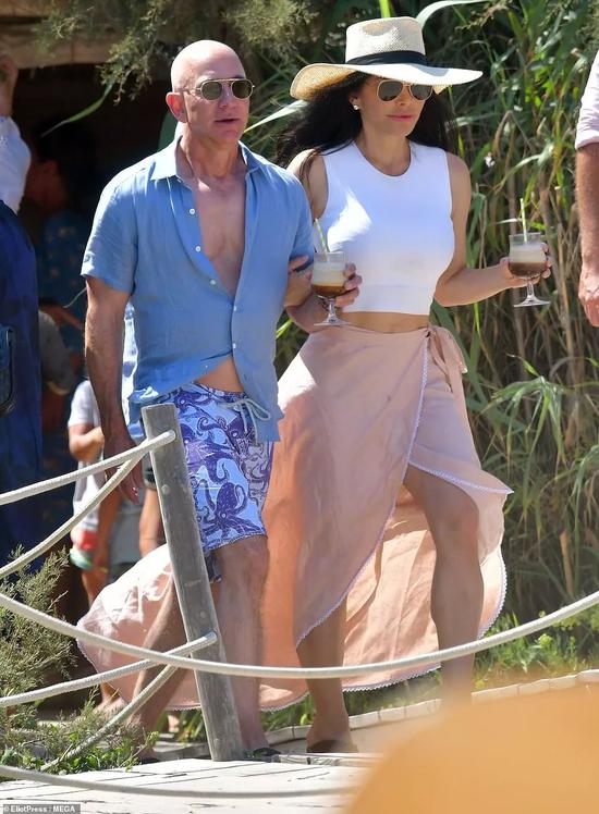 成功撬走世界首富的50岁女人 不只是顶配版邓文迪