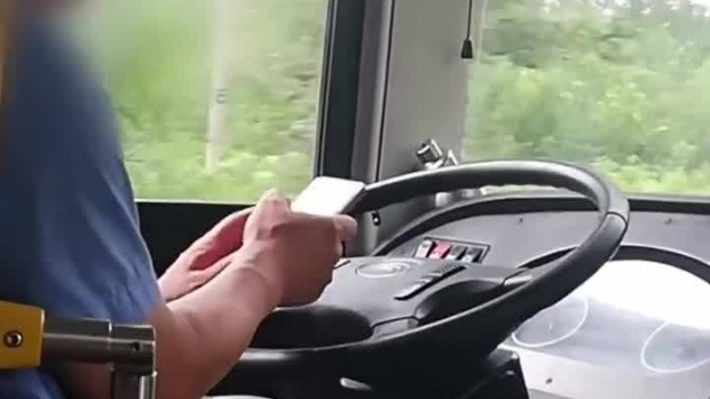 公交司机开车聊微信视频曝光！还双手脱离方向盘