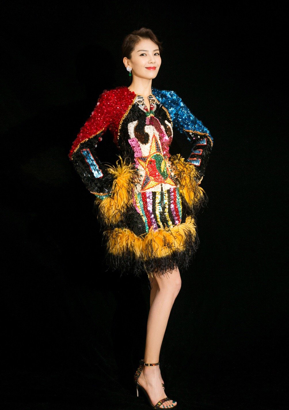 刘涛万花筒连衣裙解锁新风格 女人味十足!