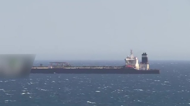 现场：被扣伊朗油轮获释 悬挂伊朗国旗驶离直布罗陀