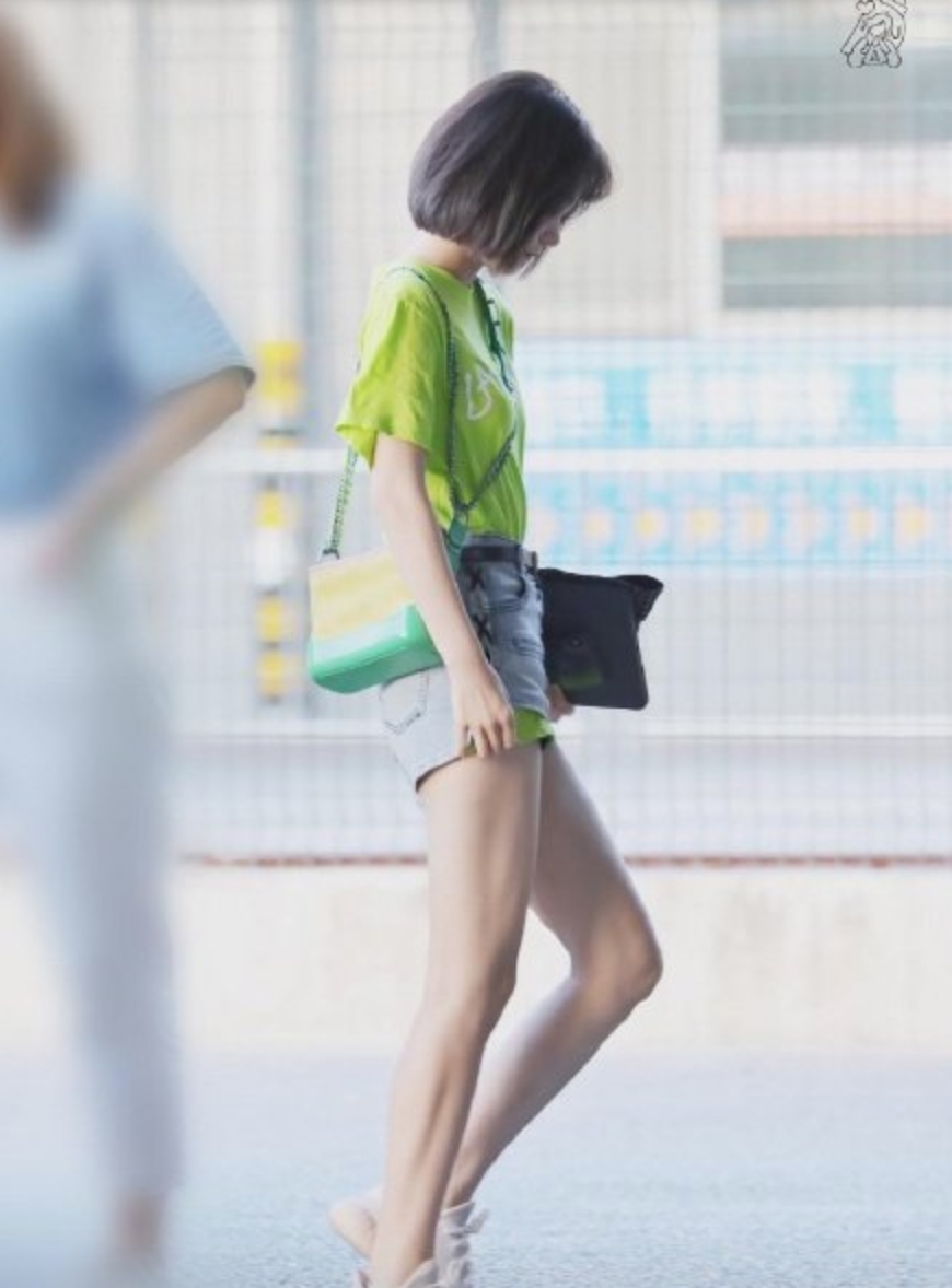 瘦了段奥娟腿部肌肉线条明显尽显活力