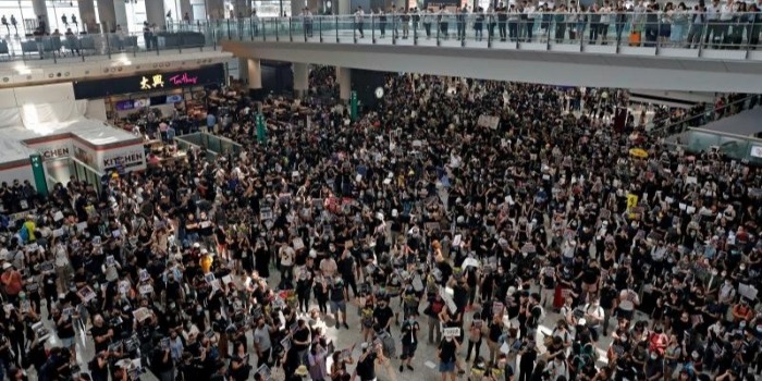 香港警方：再到机场挑事最高将获终身监禁！