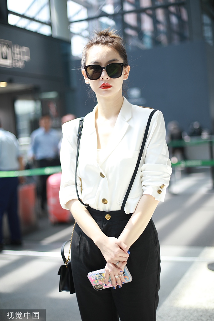 霸道女总裁戚薇盘发涂红唇气场爆棚现身机场