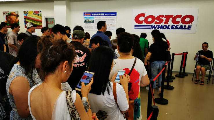 消费者在Costco上海店排队领会员卡
