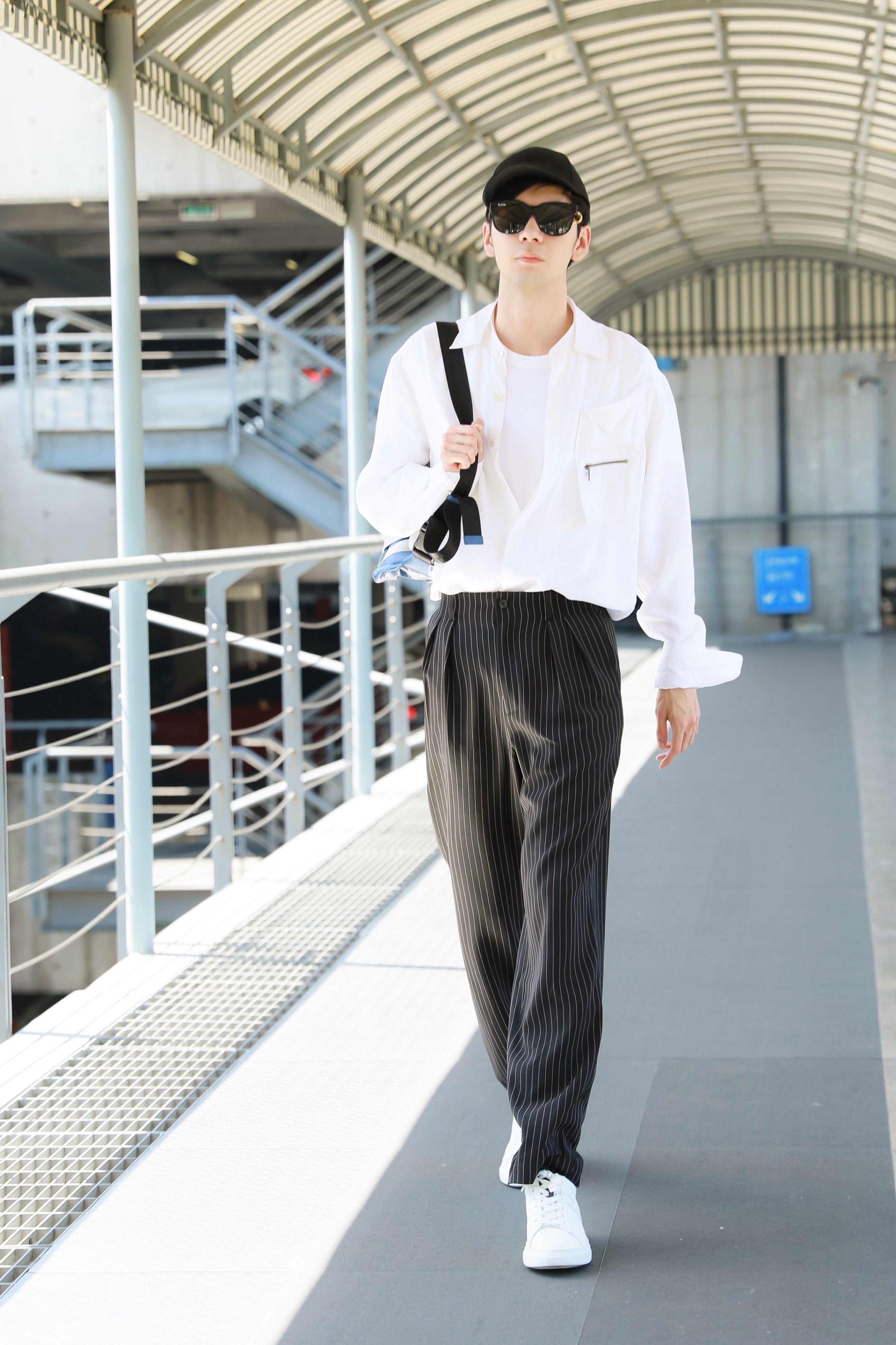 白色衬衫内搭白t,简单的色彩也能穿出层次感,下面配一条条纹长裤,轻松