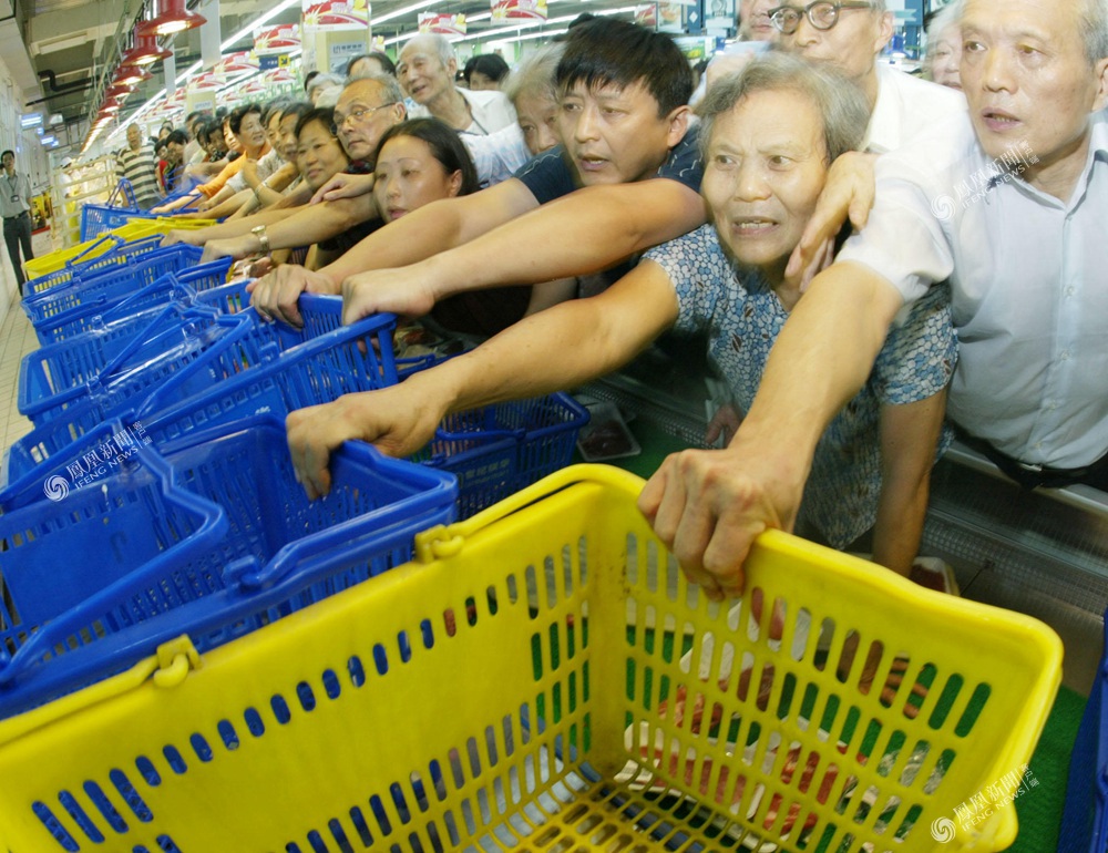 北京君太百货商场推出2小时"5元抢购"活动,引来数百人抢购,场面壮观