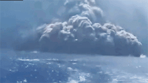 死里逃生!游客拍下意大利火山爆发瞬间:蘑菇云冲天整座山都在抖