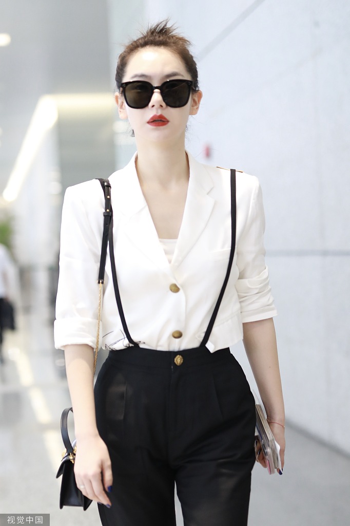 霸道女总裁戚薇盘发涂红唇气场爆棚现身机场