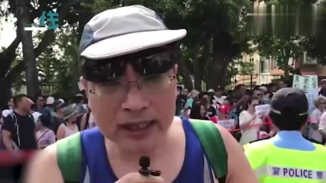 香港大叔质问激进示威者：你戴着口罩和面具 就是法律吗