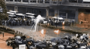 香港警方向示威者投掷汽油弹？真相来了