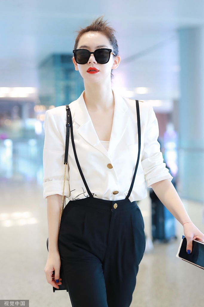 霸道女总裁戚薇盘发涂红唇气场爆棚现身机场