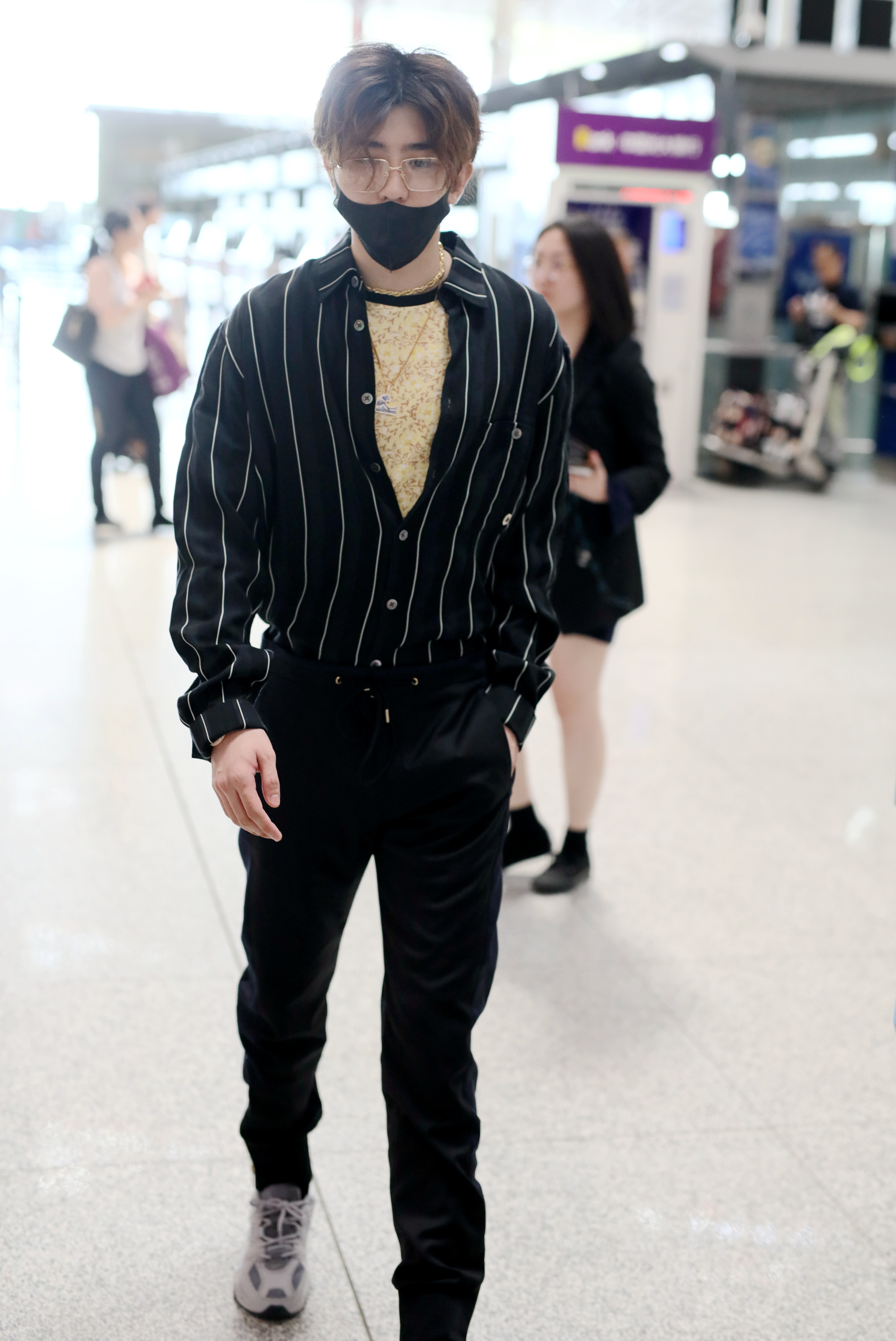 男明星初秋集体穿起衬衫来 谁最时髦?