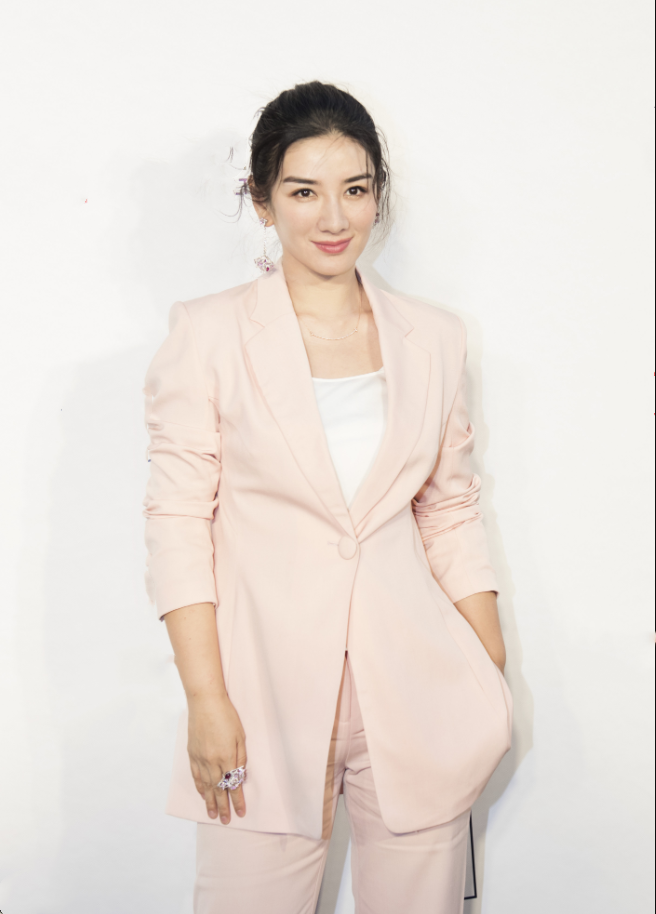 黄奕出席活动可盐可甜展现穿搭功力