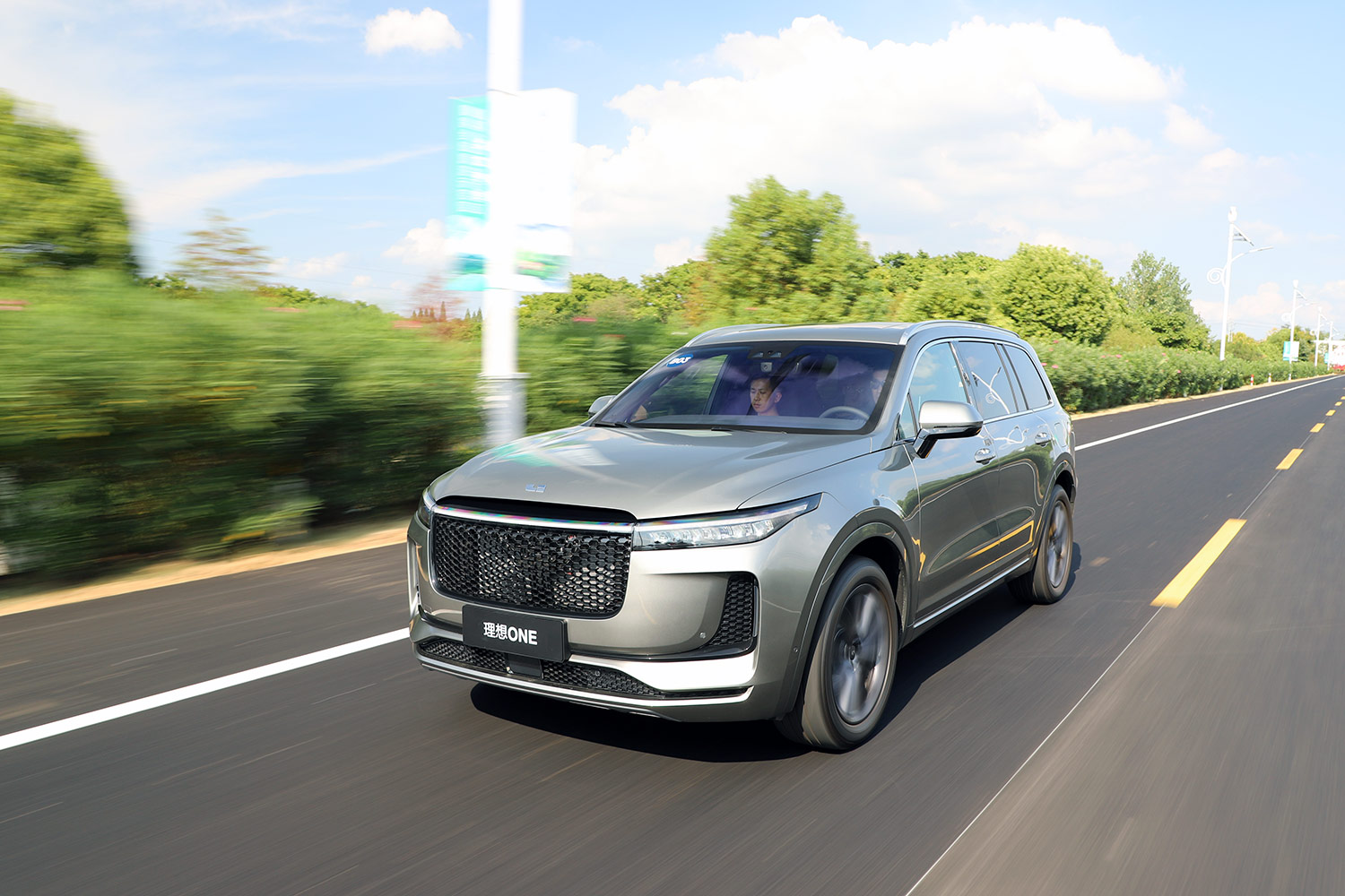 理想one增程版:做个合格奶爸 时而疯狂时而精细