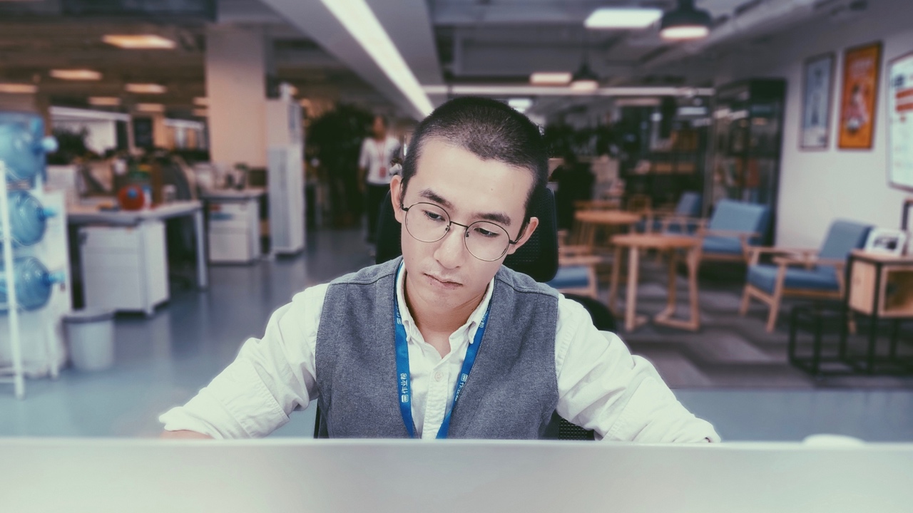 何峥峥老师 人比画美精益求精 开课前老师都得再预习一遍课下的张亮