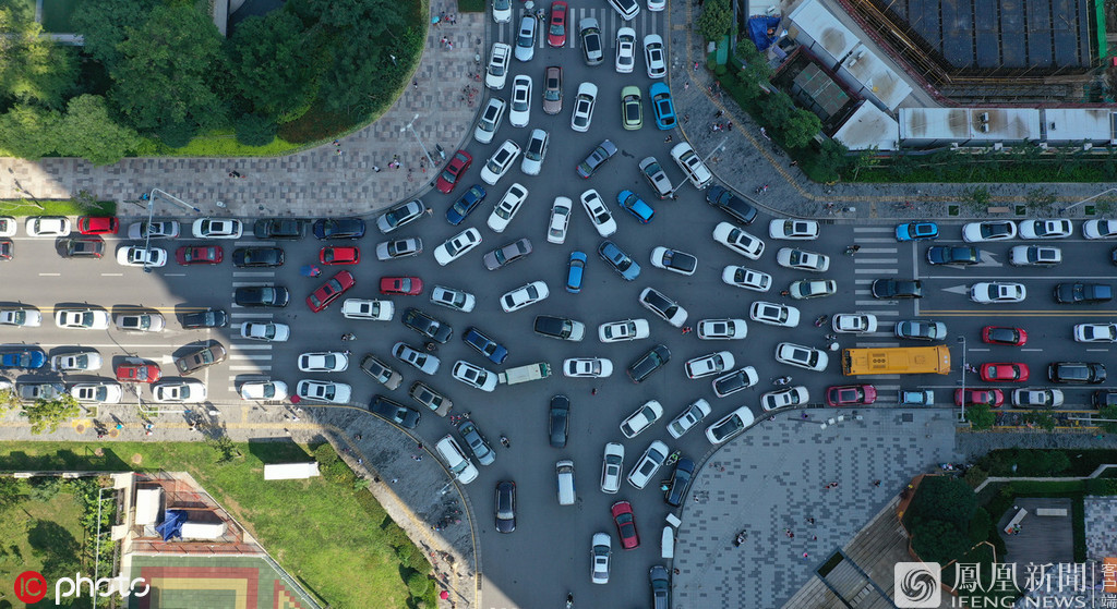 航拍堵车情况,十字路口虽然有红绿灯,但