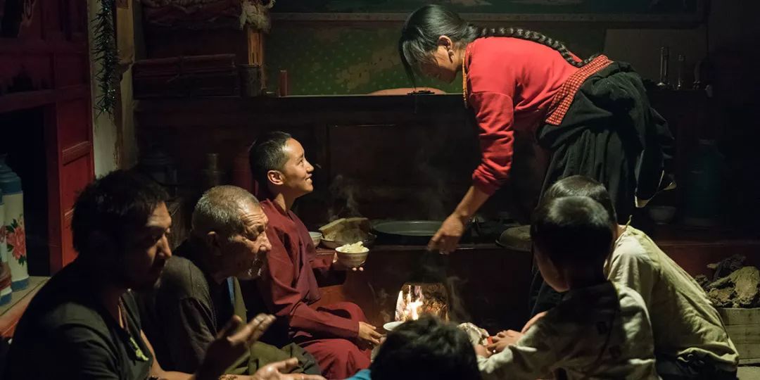 故事设定在九十年代,正是计划生育政策轰轰烈烈推行贯彻之时,再生就会