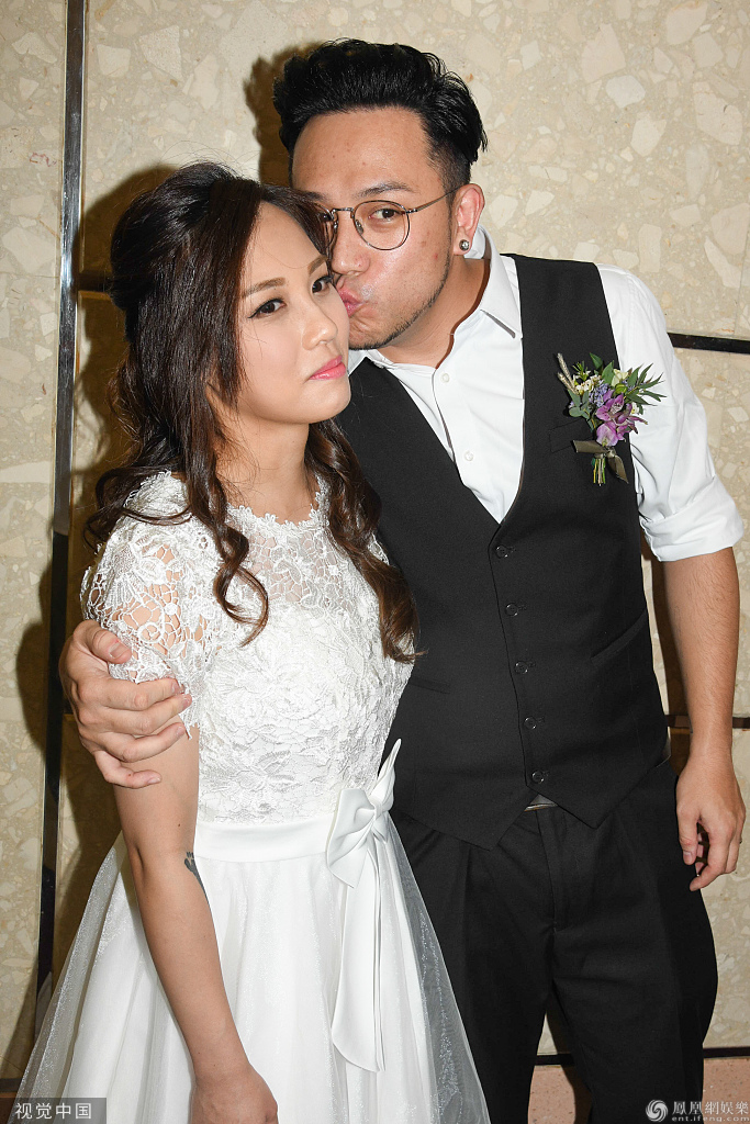 张致恒结婚高调亲吻老婆 反复道歉会"改过反省"