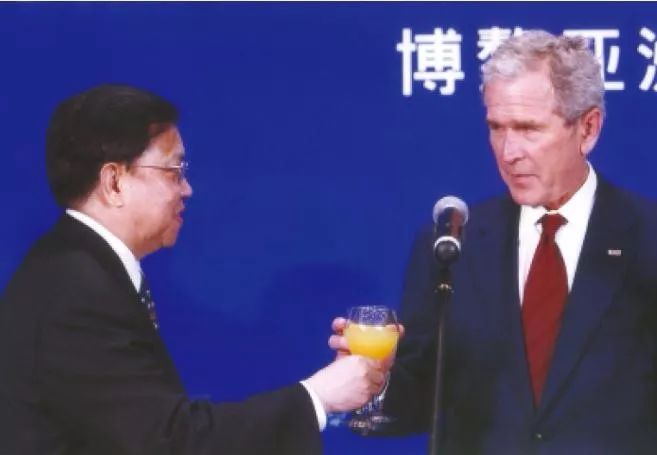 2009年4月,龙永图作为博鳌亚洲论坛秘书长邀请美国前总统小布什演讲。